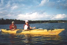 Kajak med Harstena i bakgrunden